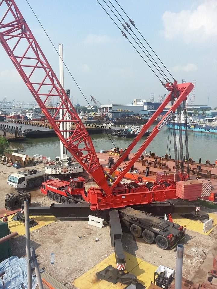 Crane and construction machinery